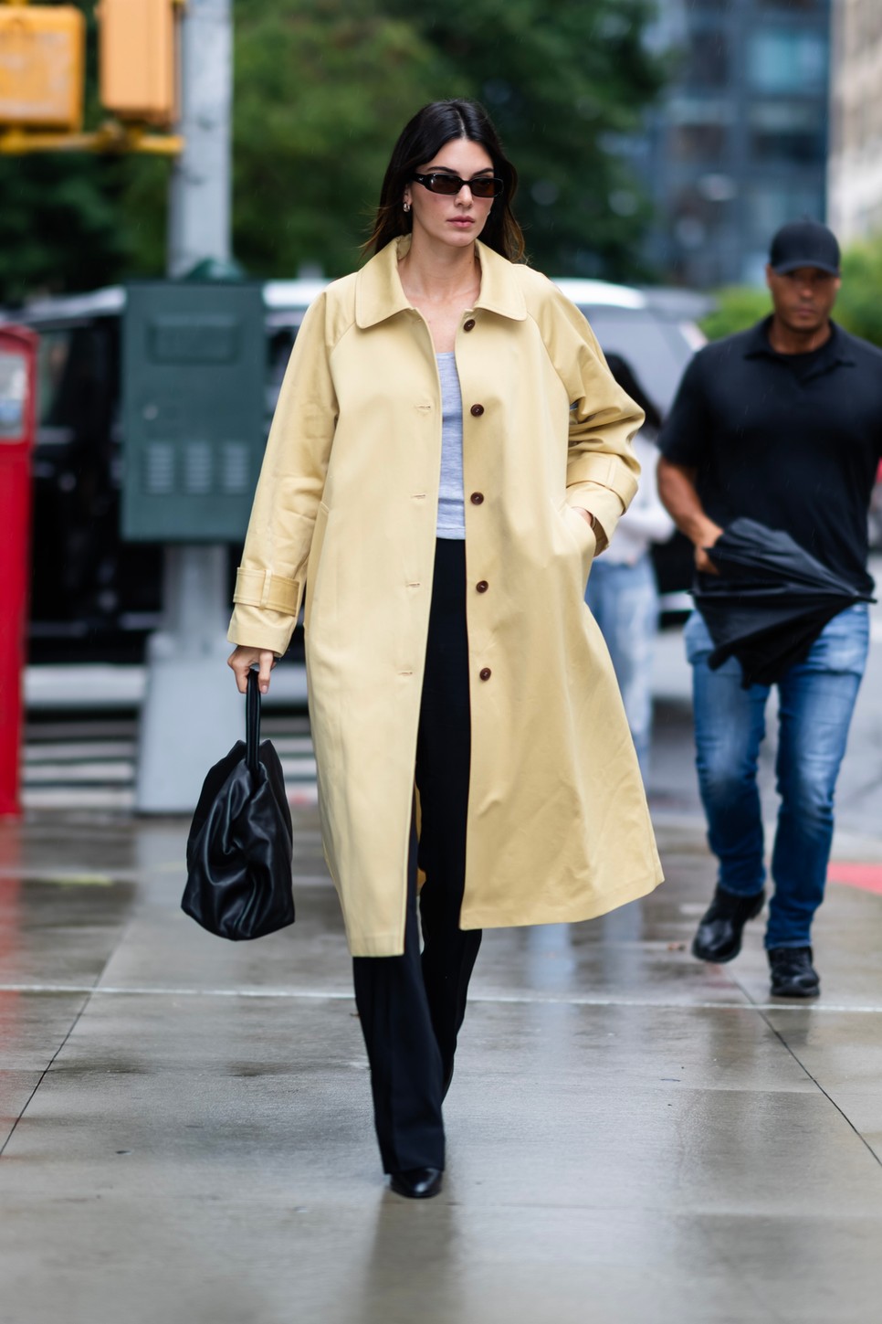 Kendall Jenner pasztell sárga kabátjával napfényt hoz egy borongós napba