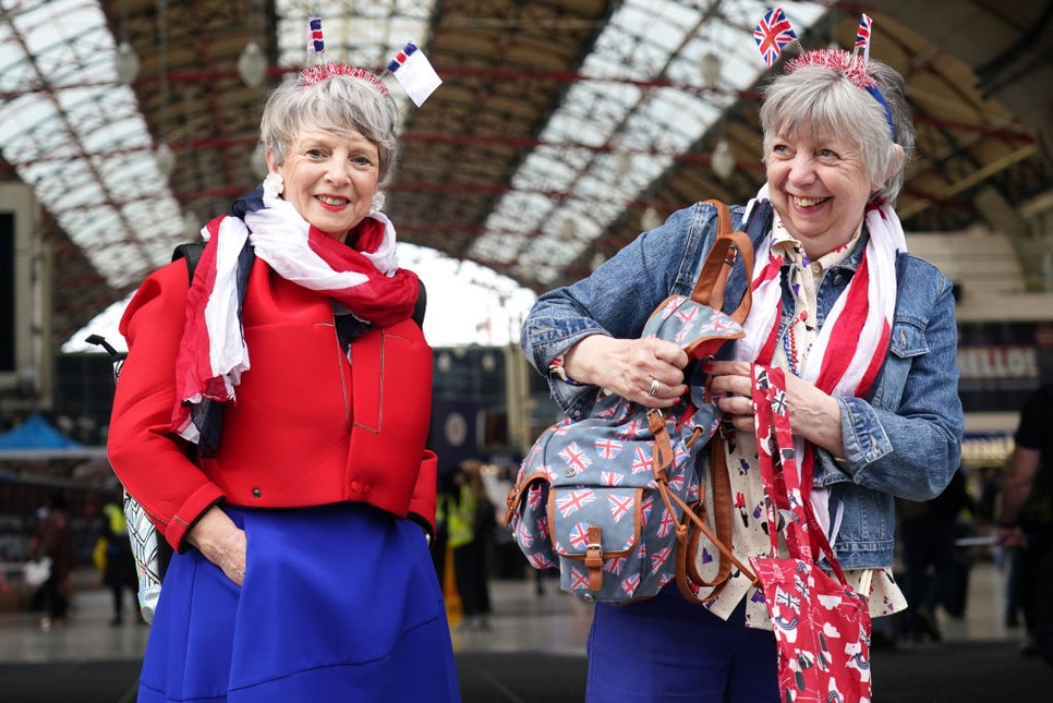 Károly koronázásának napján a Union Jack, azaz a brit zászló színei a legdivatosabbak, a kék, a piros és a fehér. Ennek minden verzióját viselik az állampolgárok vagy alattvalók