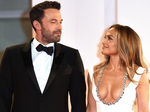 JLo és Ben Affleck tinik módjára szerelmeskedik végig New York utcáit