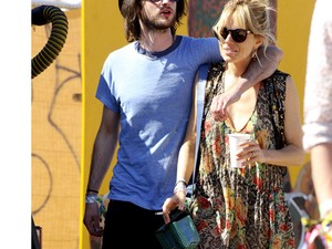 A Burberry kampánysztárok, Sienna Miller és Tom Sturridge Glastonburyben
