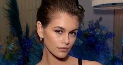 Kaia Gerber fehérneműre vetkőzött a vörös szőnyegen, de egy függönyt magára tekert azért