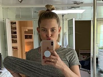 Kate Hudson 8 hónappal a szülése után a kockás hasát mutogatja