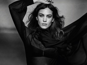 Alexa Chung elbűvölően gyönyörű a Douglas új kampányában