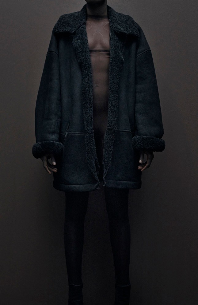 Szakadt harisnyák, szemét, fenékmutogatás és meztelenkedés Kanye West új kollekciójában