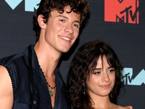 Shawn Mendes és Camila Cabello furcsa maszkokban flangálnak az utcán