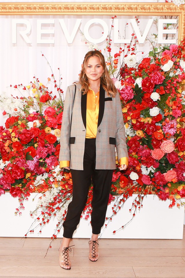 Chrissy Teigen terhes