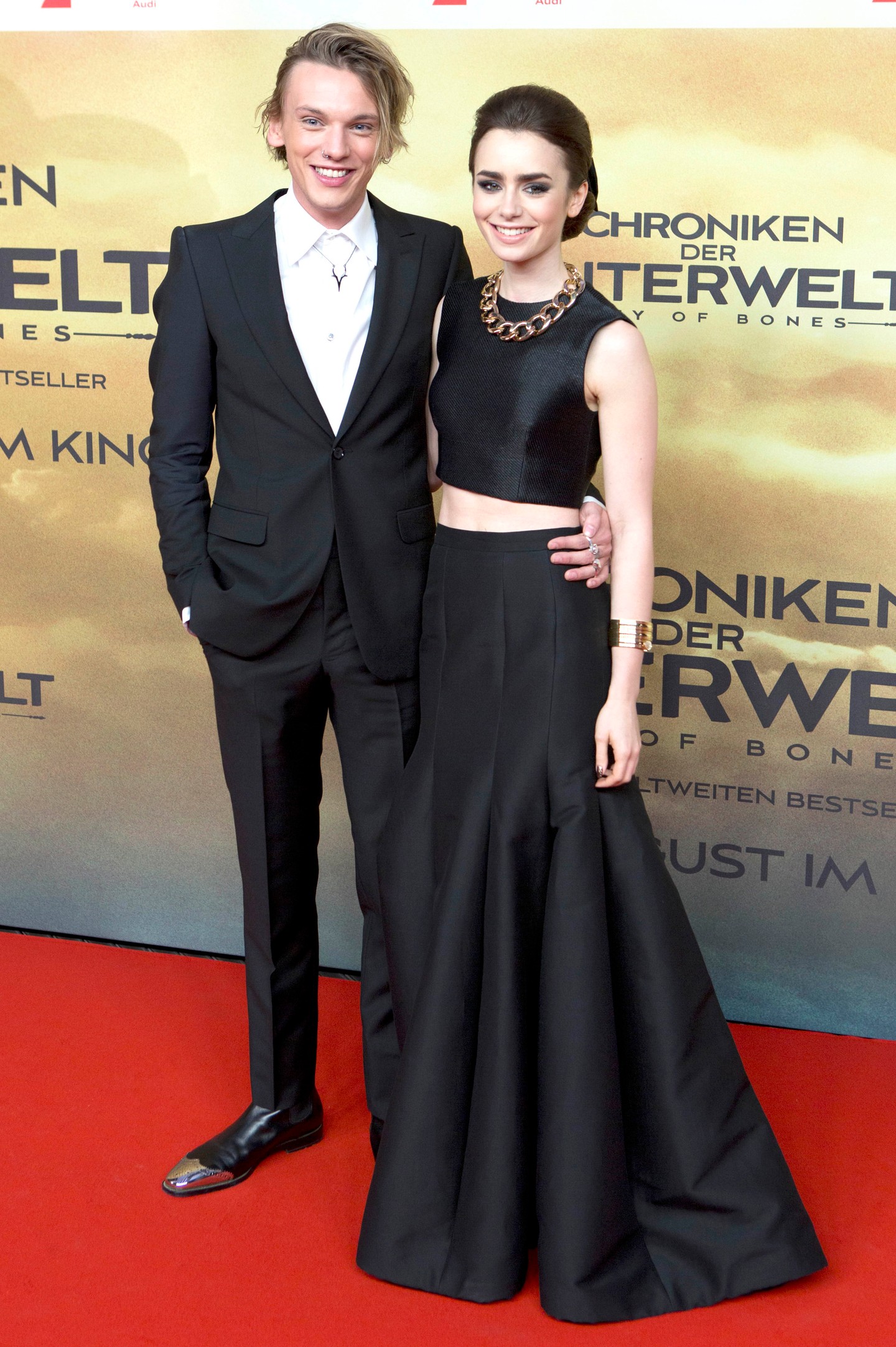 Még ebben az évben megismerkedett Lilly Collins-szal, akivel egészen 2017-ig tartott hullámzó kapcsolatuk. 