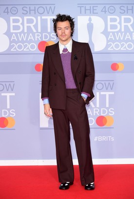 Harry Styles a 2020-as BRIT Awards vörös szőnyegén