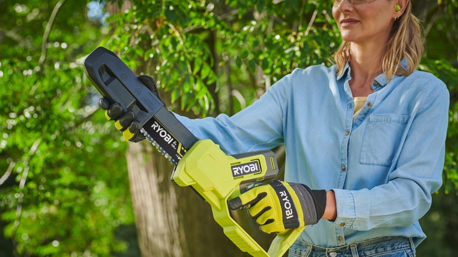A Ryobi ONE+ akkumulátoros mini láncfűrésszel egyszerűbbé válhat a kerti munka és az ágak metszése. Fedezd fel a Ryobi gépeket a 2026-os őszi GLAMOUR-napokon!