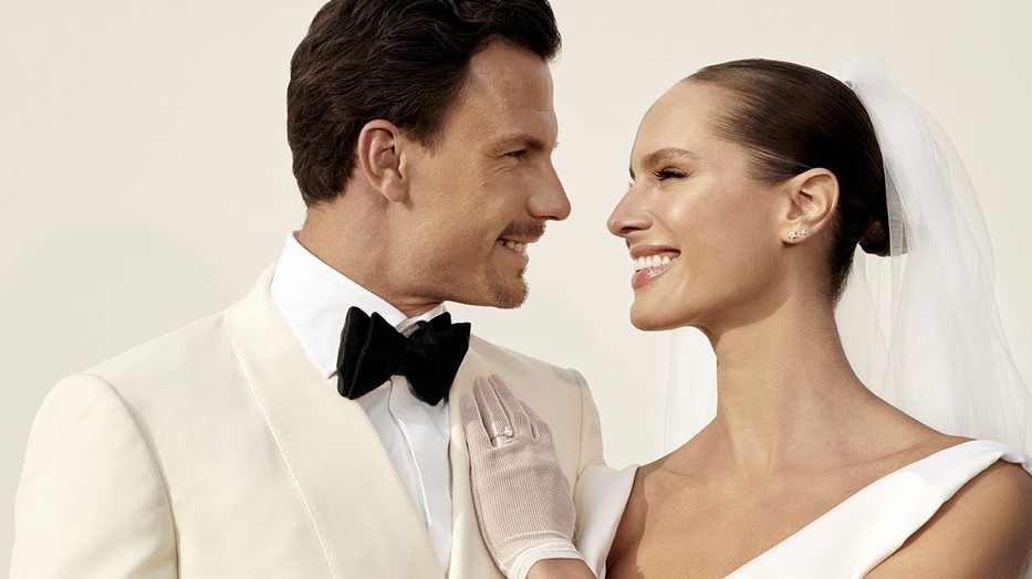 Molnár Nini&Fucsovics Márton – Nini: Ruha VIVIENNE WESTWOOD, Kesztyű Vintage Marci: Szmoking, ing és nadrág GALAMB SZABÓSÁG, Nyakkendő TOM FORD