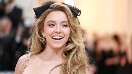 Sydney Sweeney ruhája a kis fekete és a meztelenruha szerelemgyereke