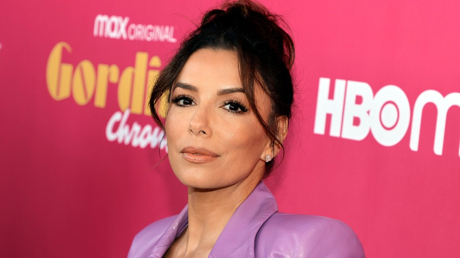 Eva Longoria melltartóban villantotta meg bombatestét a vörös szőnyegen