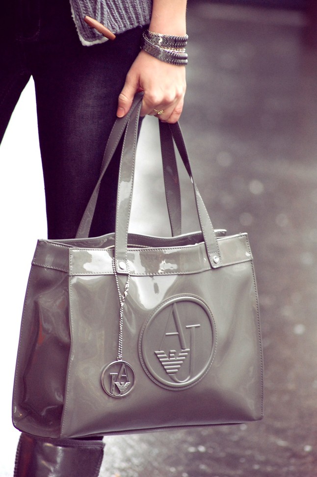 Iszak Eszti kedvenc táskájával pénteken