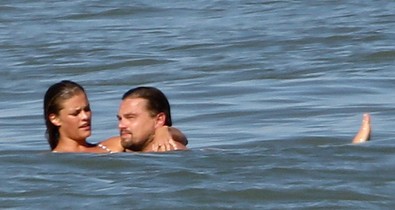 Tényleg ezzel a lánnyal jár az apatestet villantó Leonardo DiCaprio!
