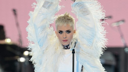 Megható! Katy Perry ruhát csináltatott a manchesteri áldozatok fotóiból
