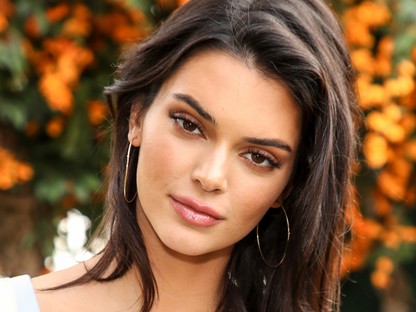 Nem fogsz hinni a szemednek - Kendall Jenner szemöldöke KÉK