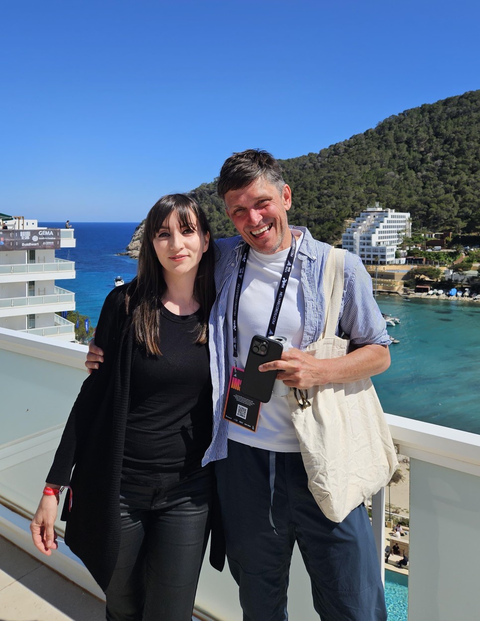 Mihályfi Ágnes, a cikk szerzője és Andy Crysell Ibizán