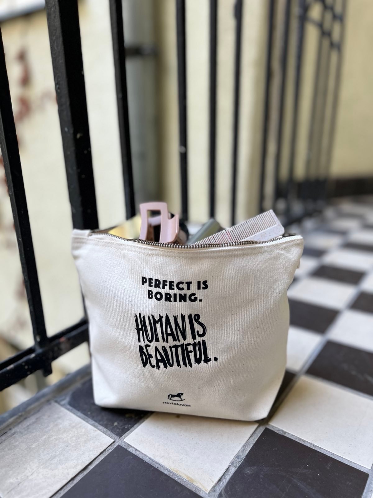 Támogasd az ajándéktárgyak megvásárlásával a Hintalovon Gyermekjogi Alapítványt, és terjeszd a gyermekjogok fontosságát a szeretteid körében Fotó: Láng Péter (Poplight Stúdió)