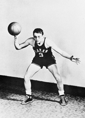 James Dean, az 1950-es évek fiatalon meghalt, óriási hatású tehetséges színésze és lázadó kultfigurája is a klasszikus All Star Converse-ben kosarazott.