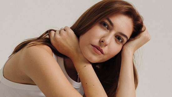 Álomszép fotót posztolt Puskás-Dallos Bogi, csak úgy ragyog az énekesnő