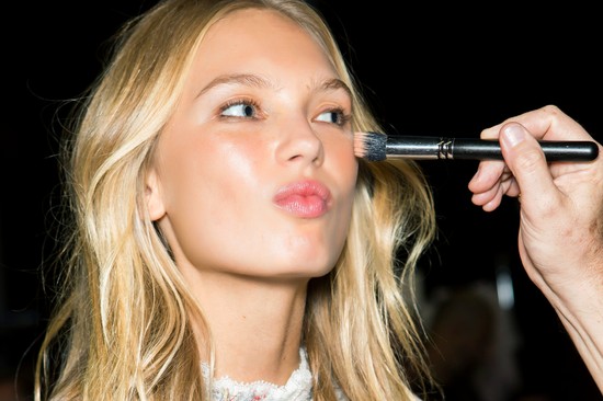 Próbáld ki a nyár legforróbb sminktrendjét: a napcsókolta pirosítást!