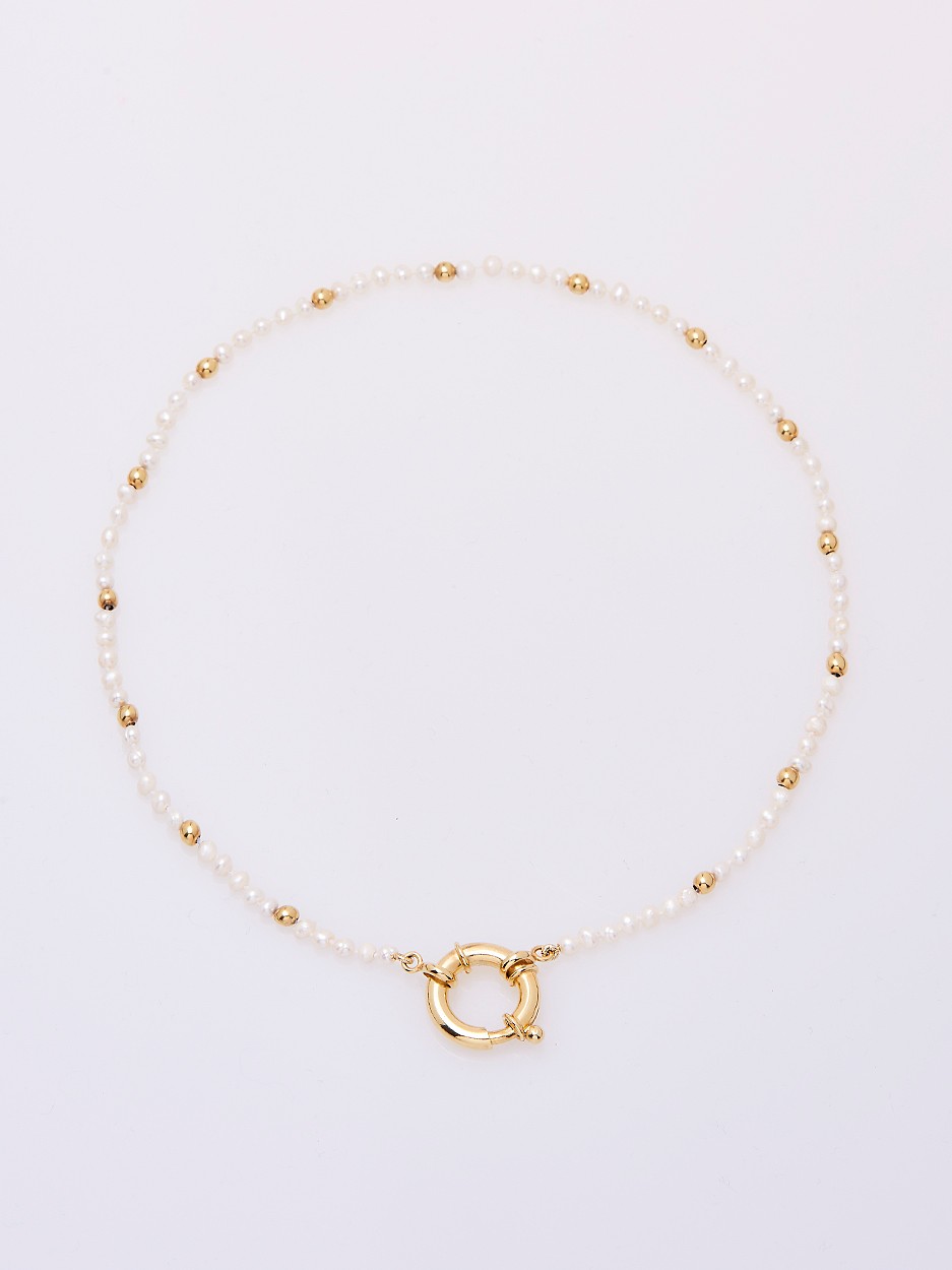 Gyöngy és arany nyaklánc: NILE-nileatelier.com