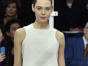 Lenyűgöző divatfilm a 200 óráig készülő ruháról