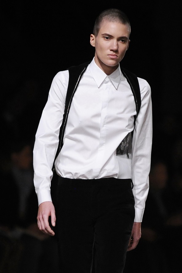 Női modell a Givenchy férfishow-ján