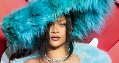 Rihanna átlátszó csipkés ruhában mutatta meg óriási pocakját: az énekesnő gyönyörűbb, mint valaha