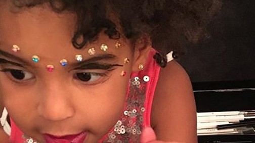Cukiság: Beyoncé 4 éves lánya sminkel!
