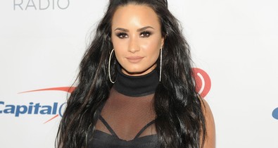 Demi Lovato lemosta a sminkjét és levette póthaját a kamera előtt! Szebb, mint valaha!