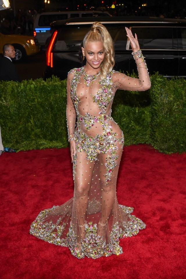 Met gála: Az egyetlen ember, akinek sikerült Rihannát túl, vagy inkább alul öltözni, az Beyoncé volt, aki egy szinte teljesen áttetsző ruhában érkezett meg órákkal később