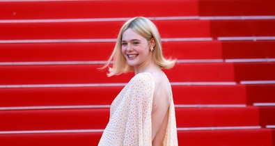 Elle Fanning ruhájáról üvölt a meztelenség, mégis az egyik legkifinomultabb darab, amit valaha láttunk