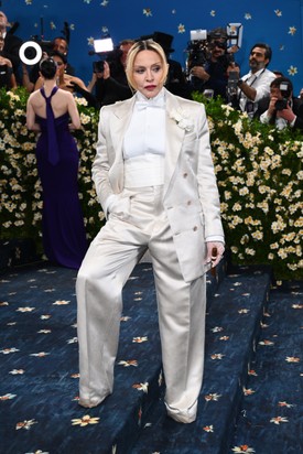 A pop királynőjének meglepő módon egy csontszínű kosztümre esett a választása, ami valljuk be, meglehetősen visszafogott volt. Ez egy különösen letisztult megjelenés Madonnától, aki nem ismeretlen az androgün vörös szőnyeges divatban.