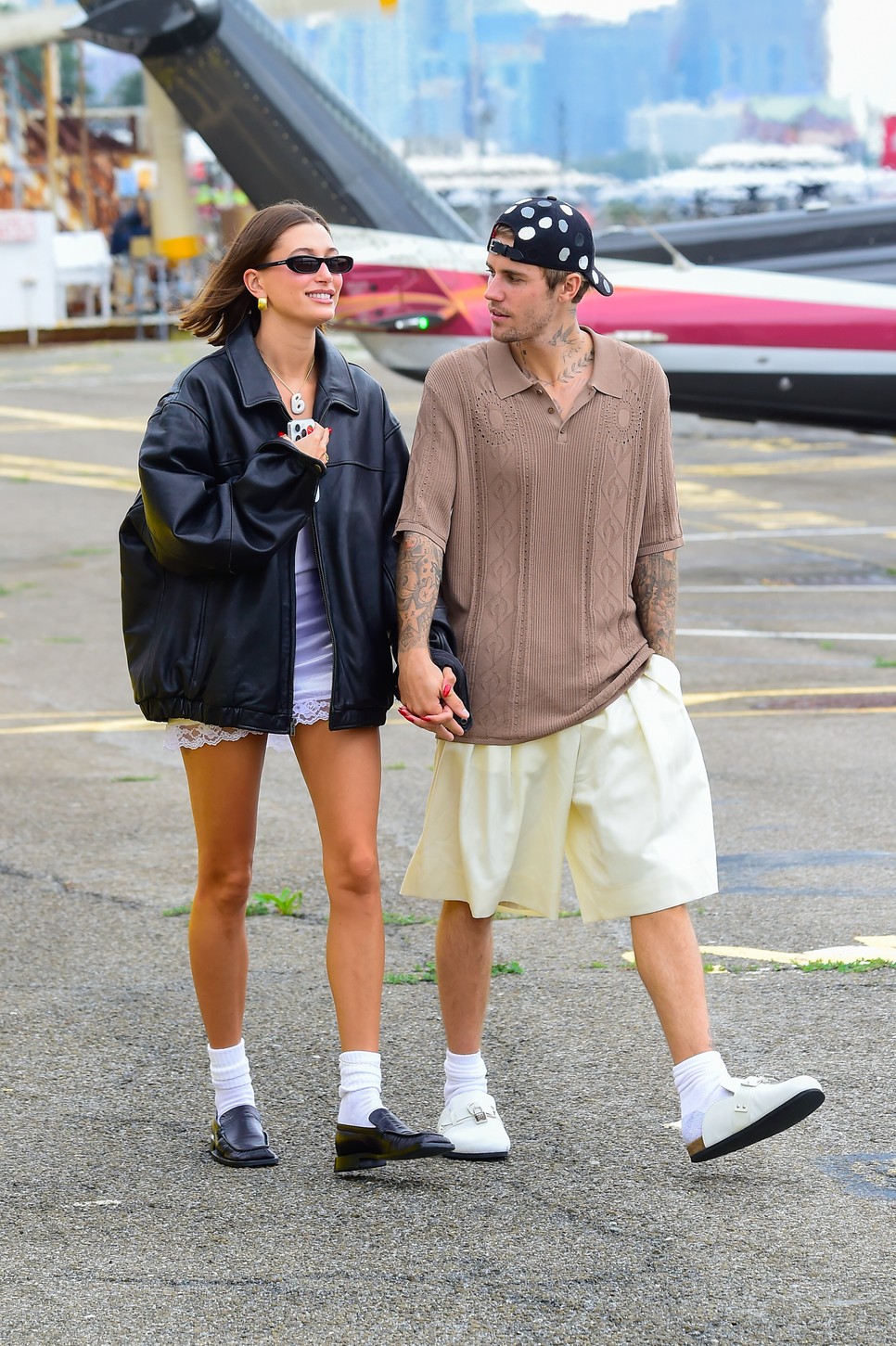 Fehér zokni + CCC cipő, és máris kész Hailey Bieber extra megjelenése