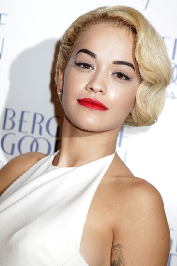 Hollywoodi glamúrt idézett ezzel a rövid, vizeshullámos frizurával.