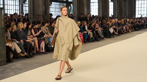 A csendes luxus jegyében megérkezett az év szandálja: vagy szeretni, vagy gyűlölni fogod, átmenet nem létezik