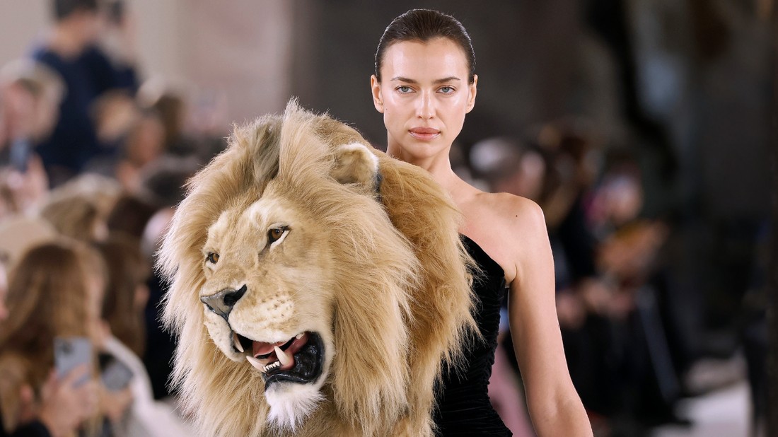 A Schiaparelli 2023-as Haute Couture bemutatójára alighanem mind emlékszünk az oroszlánfejes botrány miatt