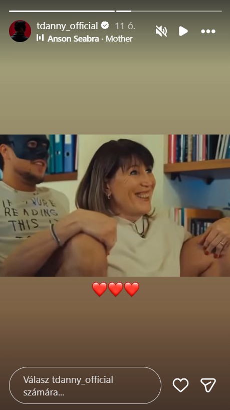 Bár T. Danny ritkán posztol a családjáról, anyák napján kivételt tett. Egy mosolygós fotót mutatott az édesanyjáról. 
