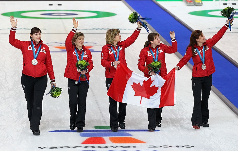 Kristie Moore (bal szélen) hat hónapos terhesen nyert ezüstérmet csapatával