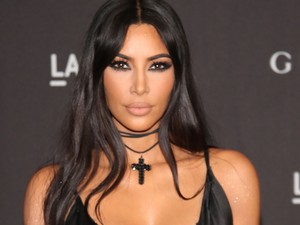 Kim Kardashian pucérruhája szó szerint meghipnotizált minket