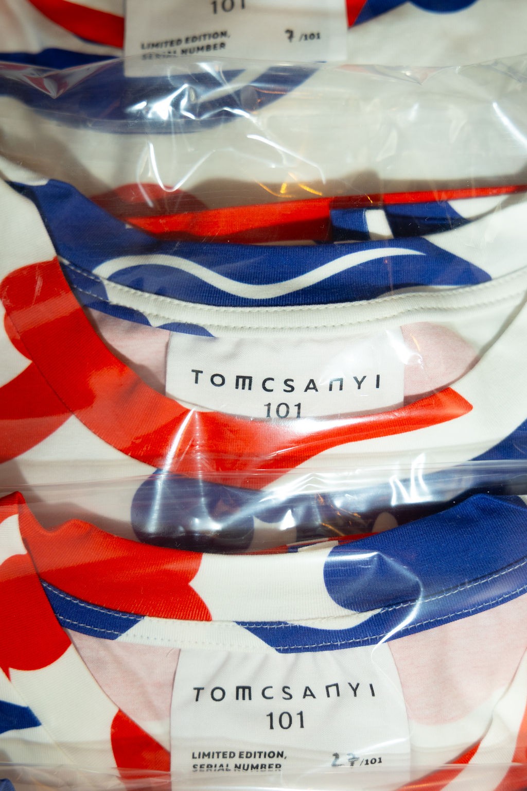 A TOMCSÁNYI X 101 limitált kollekció a kortárs magyar design és az ázsiai inspiráció találkozása, amely pólóval és tote baggel hozza el Budapest egyik legizgalmasabb divat-gasztro együttműködését