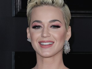 Micsoda? Katy Perry marcipán tortadísznek öltözött a Grammy-gálán