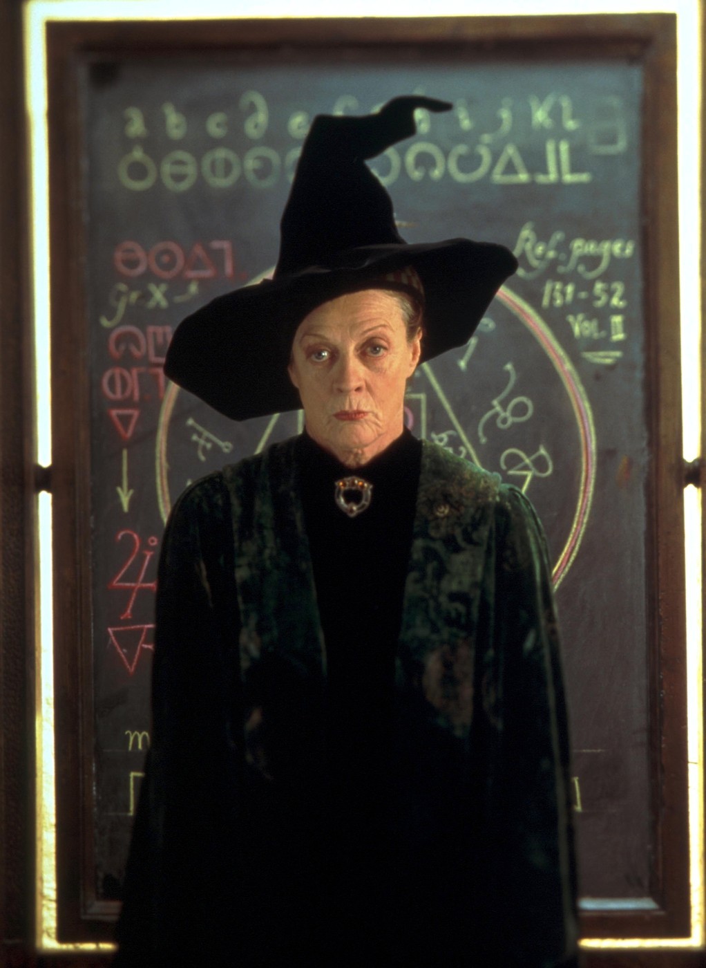 Maggie Smith (1934–2024) A Harry Potter-filmekből ismert Minerva McGalagony professzort alakító színésznő, 2024. szeptember 27-én, 89 éves korában távozott az élők sorából. Halálhírét fiai, Toby Stephens és Chris Larkin jelentették be, akik elmondták, hogy édesanyjuk békésen körülmények között, családja és barátai körében hunyt el.