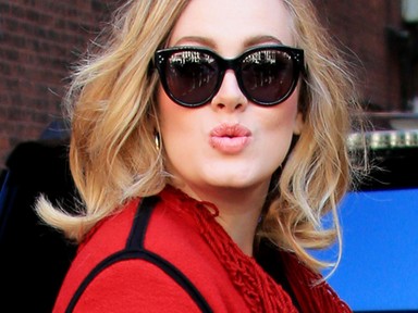 Hallanod kell Adele Hello című dalát játékhangszerekkel előadva!