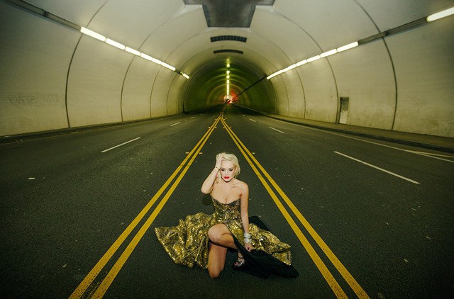 Itt fehérneműben pózol, ott egy férfi markolja a mellét - sosem látott képek Lindsay Lohanről