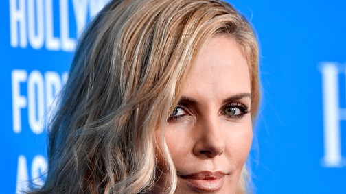 Charlize Theron gyönyörű, de ez a ruha egy idiótaság