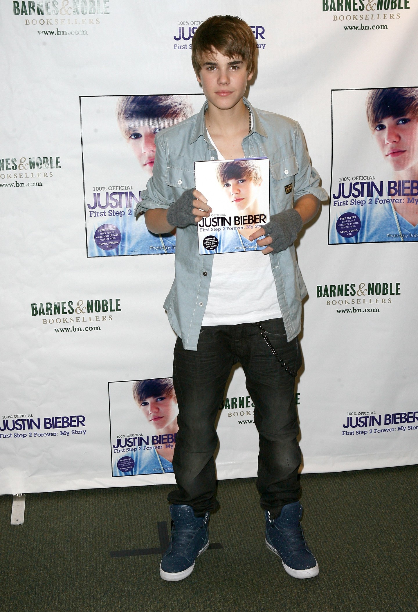 Arról, hogyan futott be és vált világsztárrá, könyv is született. Ezen a fotón Justin éppen ezt promózza New Yorkban. (2010)