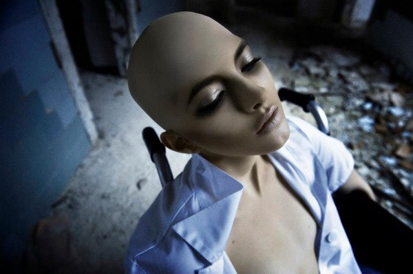 Fotó: Csoboth Edina, Modell: Barabás Henriett/Attractive, Styling: Frák Péter, Smink: Kunkuma Drucker, Fodrász: Vörös Anett /Microphone Hair, Fotóasszisztens: JámborZsófi, Tipo: Liziczai RékaRuhák : Napsugar von Bittera, Nora Sarman, Vivienne Westwood, ASOS, Mellow Yellow, Aldo, Zara & Vintage Pieces