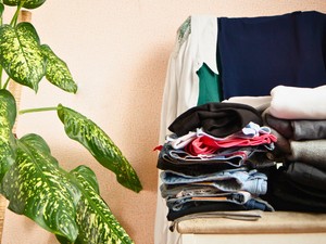 Ezt jelenti a pszichológia szerint, ha a ruháid halomban állnak a széken